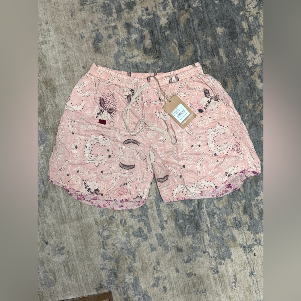 Magnolia Pearl Quilted European Cotton
“Ciel” Style Shorts
Floral/Leaf Print